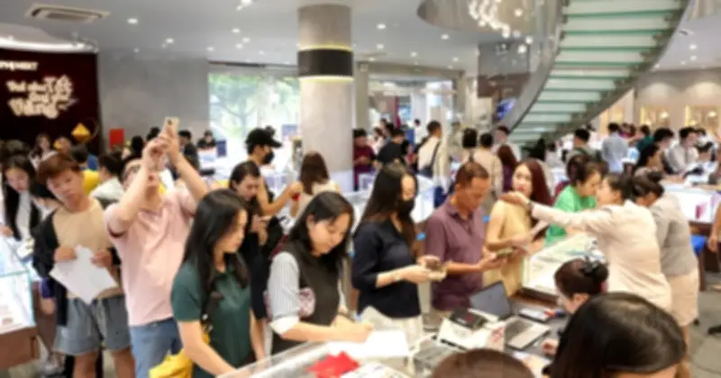 SJC tăng giá vàng 500.000 đồng/lượng, khách vẫn đổ xô mua vàng Thần tài dù mưa lớn