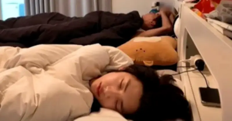 Cách Nằm Ngủ Tưởng Nhỏ Mà Lớn: Dấu Hiệu EQ Cao Trong Ký Túc Xá