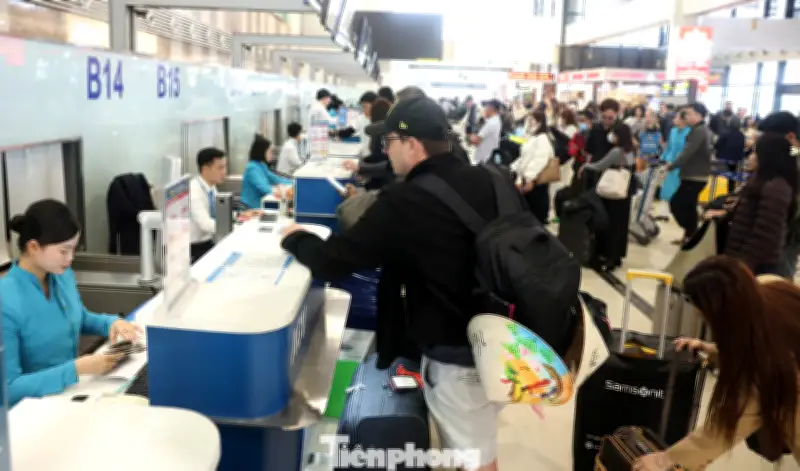 Sân Bay Nội Bài Chật Kín Người Về Quê Đón Tết, Lượng Khách Tăng Vọt