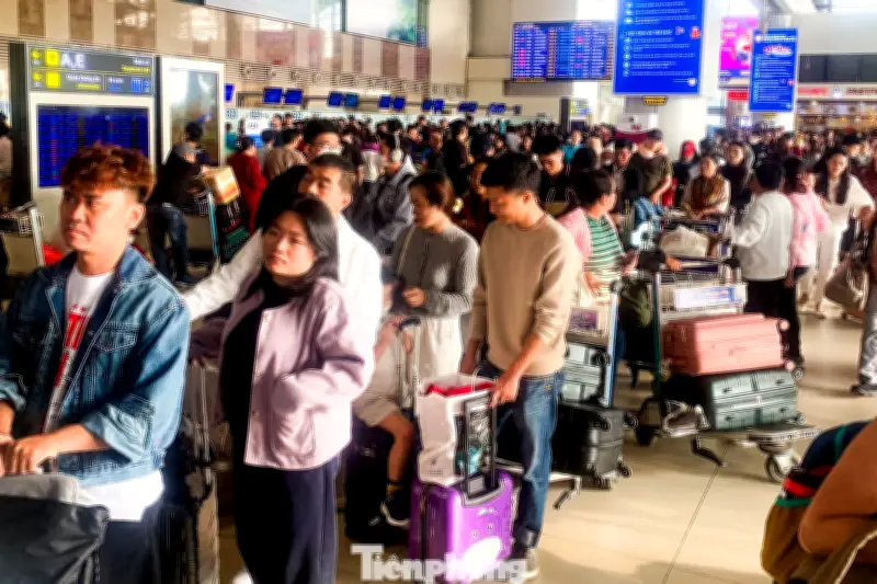 Sân bay Nội Bài và Cần Thơ đông nghẹt ngày mùng 4 Tết, hành khách tăng đột biến