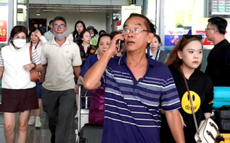 Sân bay Đà Nẵng tấp nập khách chờ bay ngày cuối Tết, flycam gây trễ chuyến