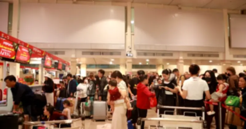 Sân Bay Tân Sơn Nhất Chật Cứng Ngày Mùng 4 Tết: Hành Khách Đổ Về Quê Và Du Lịch