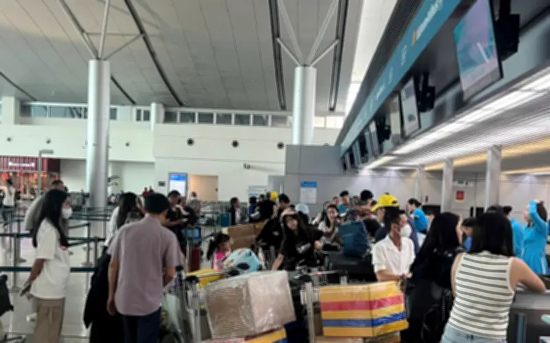 Sân Bay Tân Sơn Nhất Đón Gần 160.000 Khách Sau Mùng 10 Tết, Lưu Lượng Vẫn Cao