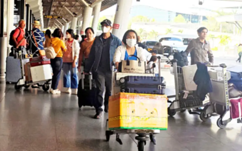 Sân Bay Tân Sơn Nhất Đón Làn Sóng Lao Động Trở Lại Sau Tết, Giá Vé Vẫn Neo Cao