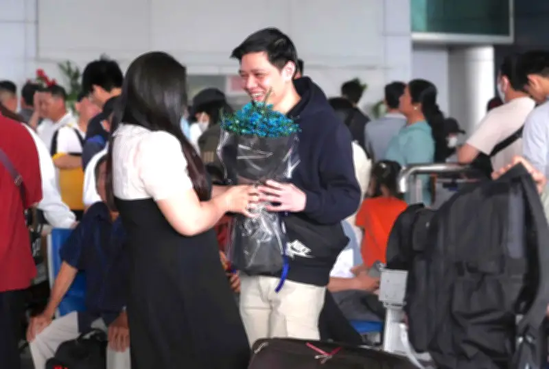 Sân Bay Tân Sơn Nhất Ngập Tràn Cảm Xúc Hội Ngộ Ngày Giáp Tết