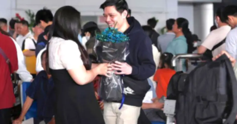 Sân Bay Tân Sơn Nhất Nhộn Nhịp Đón Người Thân Về Tết Sau Nhiều Năm Xa Cách