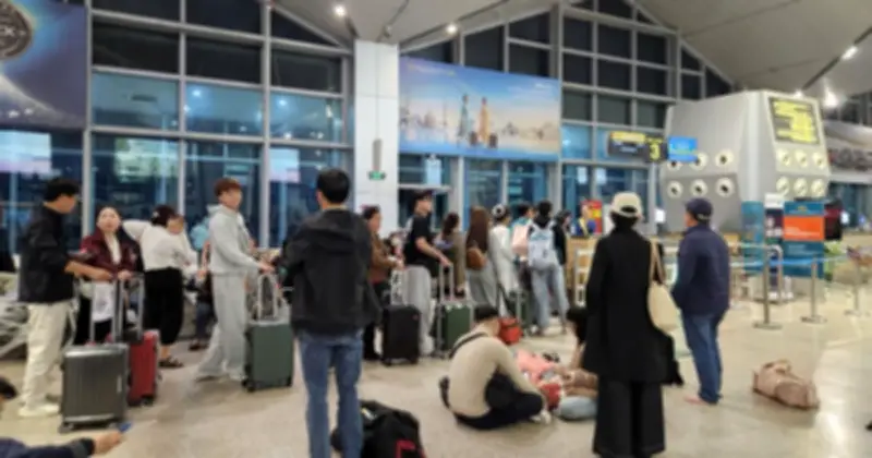 Sân Bay Tân Sơn Nhất Quá Tải Sau Tết: Hàng Nghìn Khách Bay Đêm, Giá Xe Công Nghệ Tăng Gấp Đôi