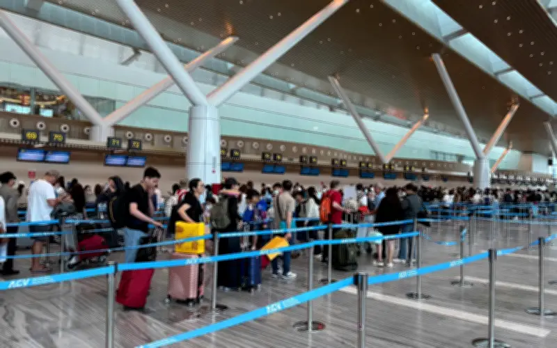 Sân Bay Tân Sơn Nhất Tấp Nập Ngày 25 Tết, Hành Khách Check-in Thuận Lợi