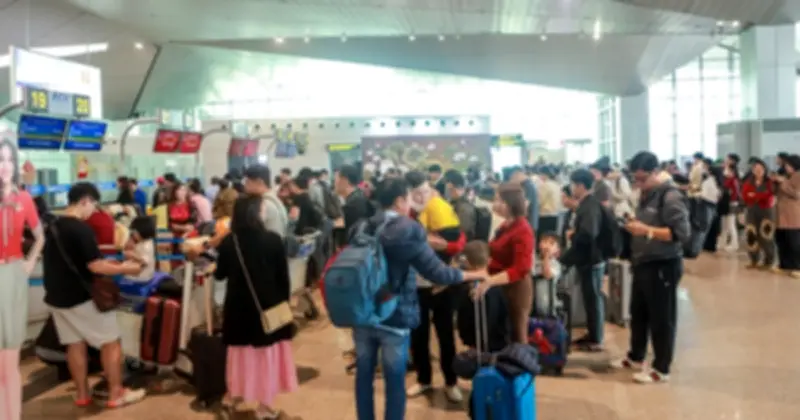 Sân bay Vinh chật kín người rời quê sau Tết, hành khách lưu luyến trở lại TP.HCM