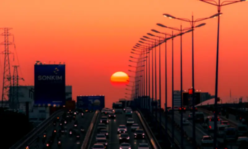 Săn Mặt Trời khổng lồ giữa trung tâm TP HCM: Khoảnh khắc hiếm hoi thu hút hàng trăm người