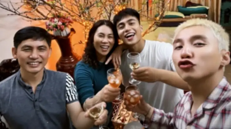 Sơn Tùng M-TP gây xúc động khi chia sẻ khoảnh khắc Tết cùng gia đình và bài đăng 13 năm trước