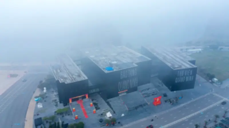 Sương mù dày đặc bao phủ Quảng Ninh, vịnh Hạ Long hiện lên huyền ảo