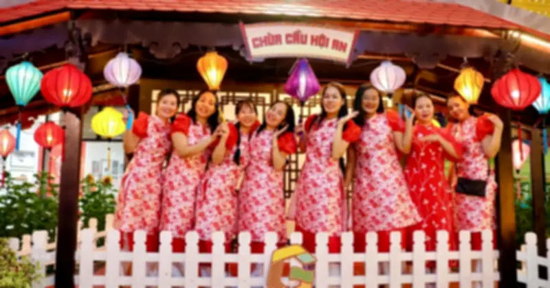 Đường hoa xuân TP.HCM rực rỡ sắc màu, điểm hẹn chụp ảnh Tết quen thuộc