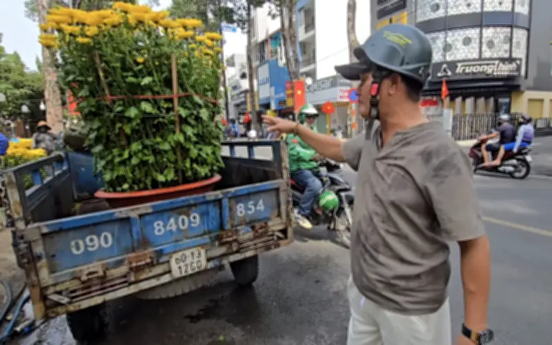 Sát Tết, chợ hoa Gia Định tấp nập nhưng nhiều chủ buộc xả lỗ, đổ bỏ hàng