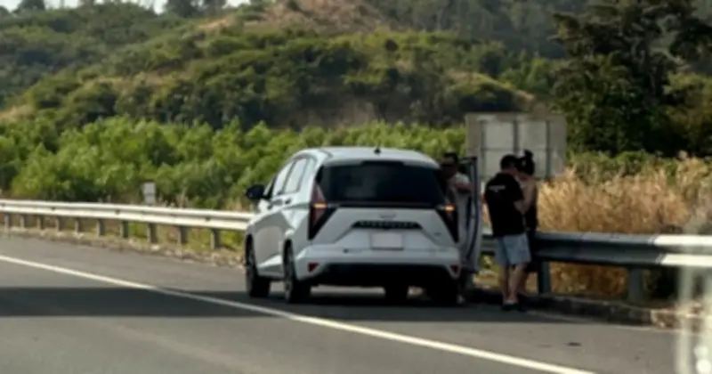 Dừng xe trên cao tốc: Khi nào cần đặt biển cảnh báo 'Chú ý xe đỗ'?