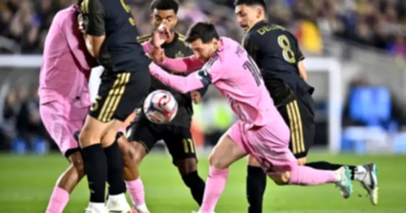 Suarez Kịp Thời Ngăn Messi Tranh Cãi Trọng Tài, MLS Kết Luận Không Vi Phạm