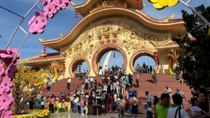 Suối Tiên thu hút đông đảo du khách dịp Tết với Lễ hội mùa xuân đậm bản sắc