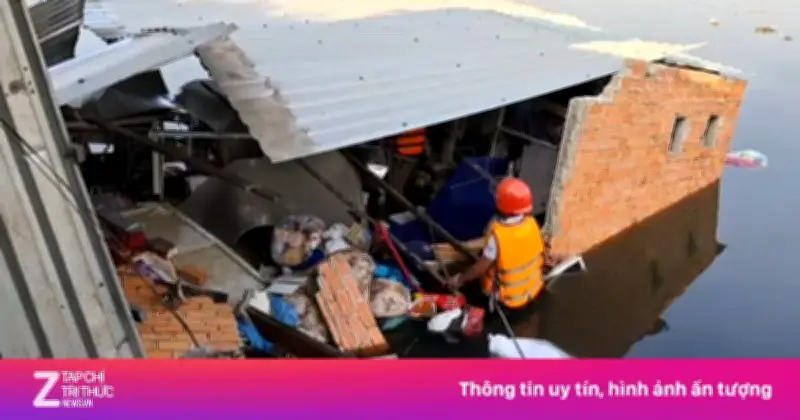 Sập nhà ven sông tại TP.HCM: Hai người bị thương, nhiều tài sản cuốn trôi