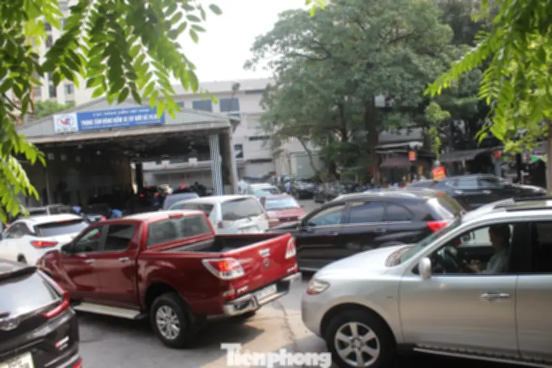 Từ 1/3, kiểm định khí thải ô tô siết chặt: Chủ xe Hà Nội đổ xô đi bảo dưỡng