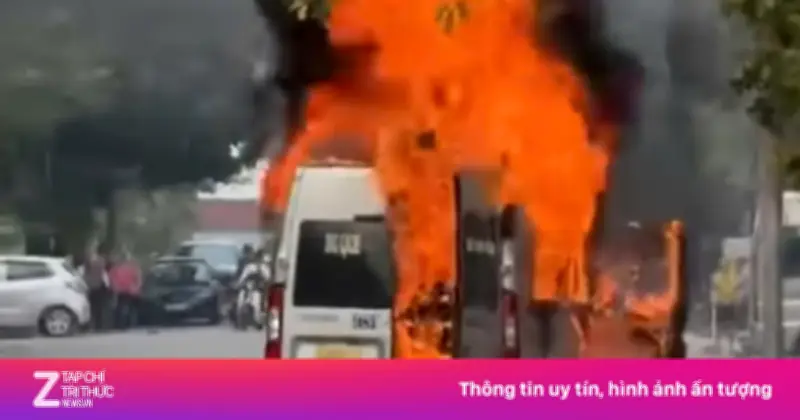 Ôtô 16 chỗ bốc cháy dữ dội trên đường ở Bắc Ninh, may mắn không có thiệt hại về người