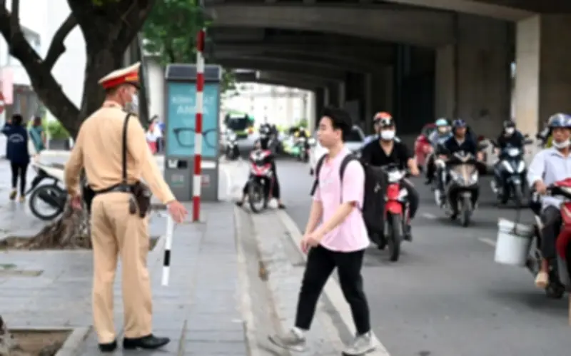 Từ 2026, Người Đi Bộ Vi Phạm Luật Giao Thông Sẽ Bị Phạt Tiền Trực Tiếp