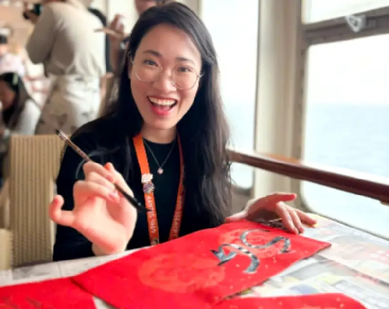 Từ Cử Nhân Kinh Tế Đến Đại Sứ Thư Pháp Việt: Hành Trình Của Tạ Gia Hân