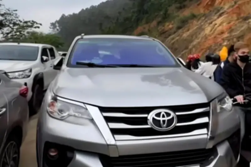 Ô Tô Đỗ Chắn Lối Lên Chùa Đại Tuệ Gây Ùn Tắc, Chính Quyền Xã Tiến Hành Xác Minh