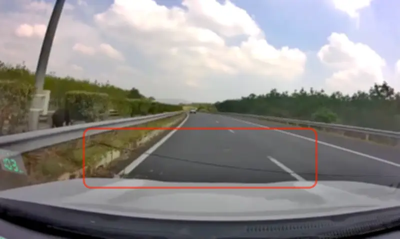 Ôtô chạy 100 km/h vướng dây căng ngang trên cao tốc Long Thành - Dầu Giây