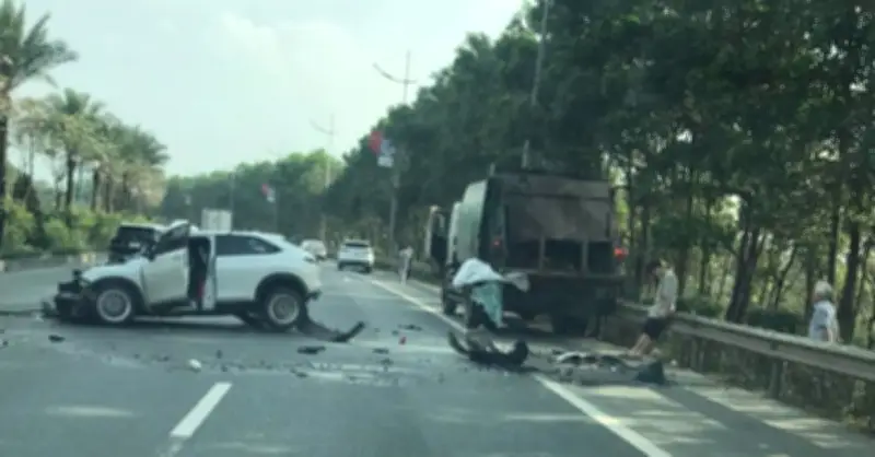 Ô tô con biến dạng sau cú va chạm với xe chở rác tại Hà Nội