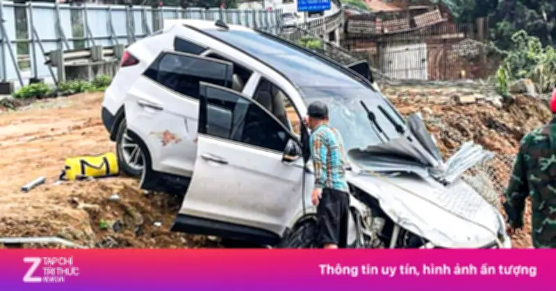 Ôtô Con Văng Khỏi Cao Tốc Nội Bài - Lào Cai, Hai Người Bị Thương