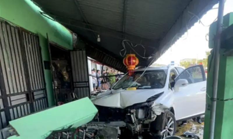 Ôtô Hà Tĩnh gây tai nạn liên hoàn, húc sập tường nhà dân khiến 3 người bị thương