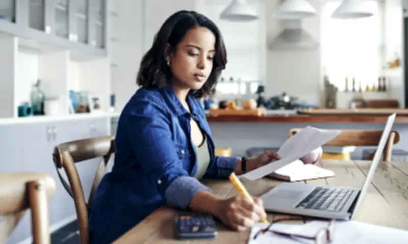 Tỷ lệ thất nghiệp tăng cao, ứng viên Anh đối mặt phỏng vấn 'cồng kềnh' cho công việc lương thấp