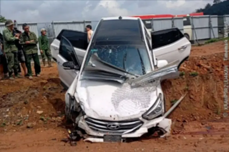 Ôtô mất lái đâm rào chắn công trường, 2 người bị thương trên cao tốc Lào Cai - Nội Bài