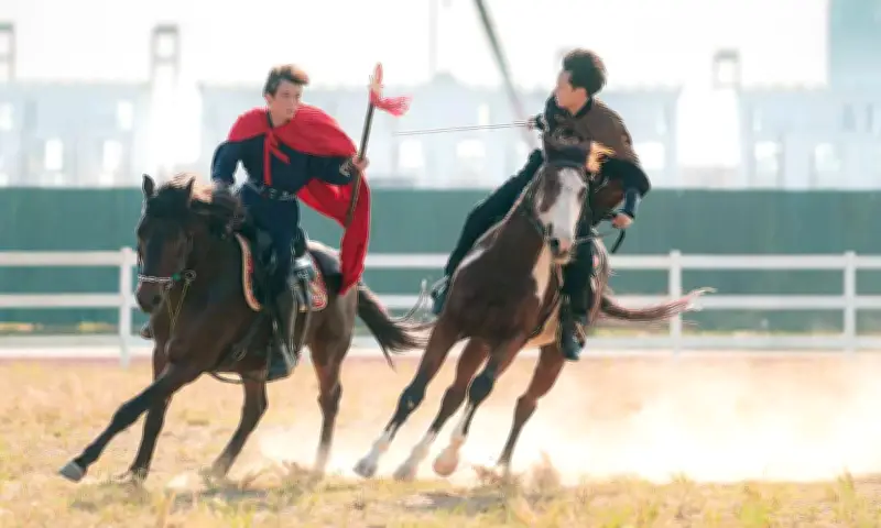 Từ nương cam Hàm Yên đến đô thị: Những kỵ sĩ chân đất huấn luyện ngựa tiền tỷ