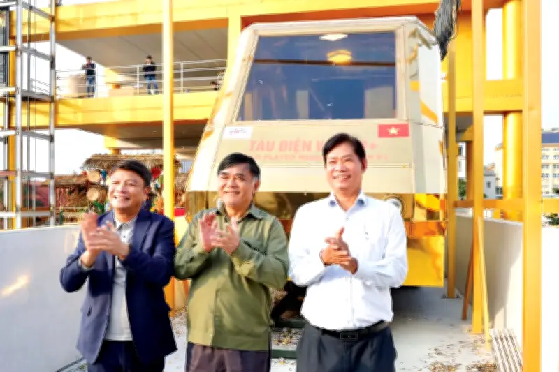 Đột phá công nghệ đường sắt cao tốc trên cầu cạn và tàu điện dát vàng độc nhất