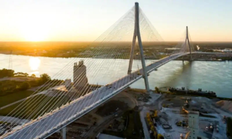 Tỷ phú Mỹ quyết ngăn cầu biên giới Mỹ - Canada để bảo vệ độc quyền kinh doanh