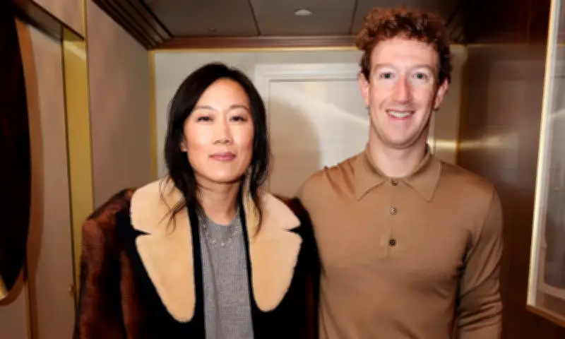 Tỷ Phú Mark Zuckerberg Và Vợ Hiếm Hoi Xuất Hiện Tại Show Prada Milan