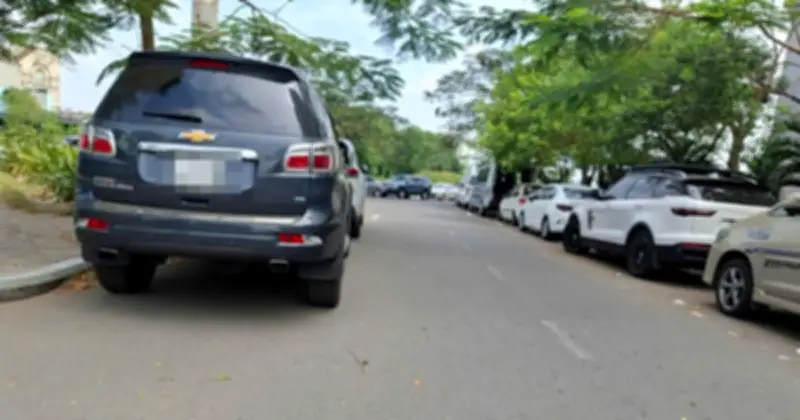 Ô tô, taxi đậu tràn lan trước cổng trường tiểu học Bình Hòa ở TP.HCM