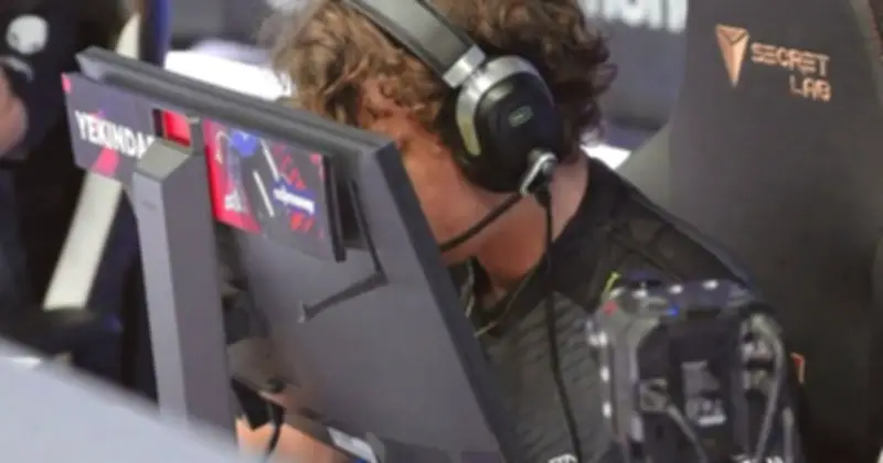 Tư thế ngồi sát màn hình của tuyển thủ Esports: Lợi thế chiến thuật và rủi ro sức khỏe