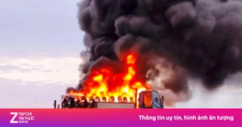 Ôtô tải chở xe máy bốc cháy dữ dội trên cao tốc Bắc - Nam tại Thanh Hóa