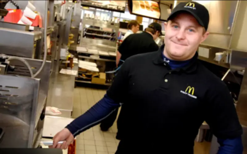 Từ triệu phú xổ số trở lại nhân viên McDonald's: Bài học về hạnh phúc đích thực