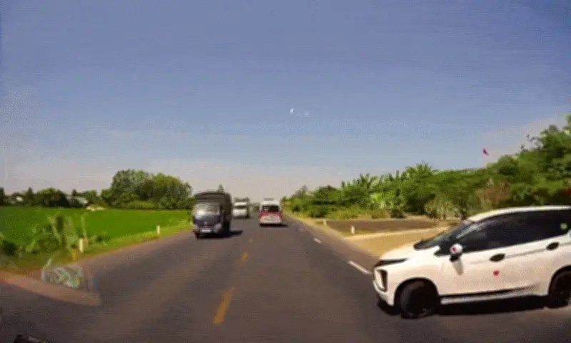 Ôtô Tránh Xe Ven Đường, Húc Mạnh Vào Đoàn Xe Dừng Phía Trước Tại An Giang