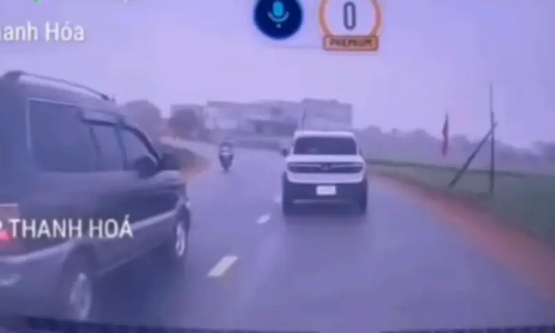 Ôtô Vượt ẩu Trời Mưa Mất Lái Lao Xuống Ruộng Tại Thanh Hóa