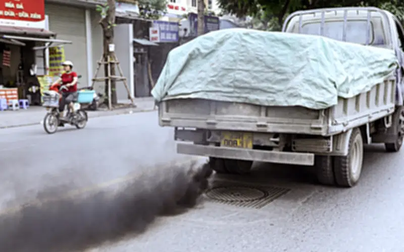 Ô tô xả khói đen trên phố Hà Nội: Lộ trình kiểm định khí thải mới từ 1/3