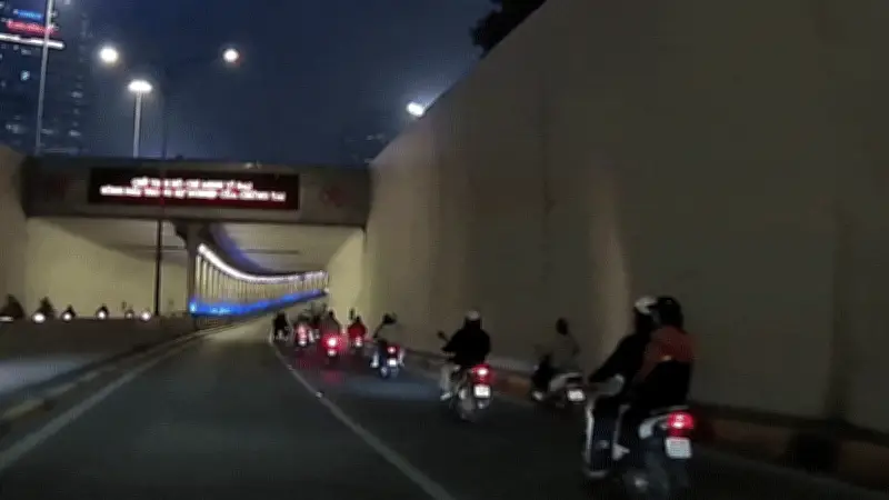 Tai nạn giao thông giữa hầm Kim Liên: Xe máy loạng choạch rồi ngã lăn