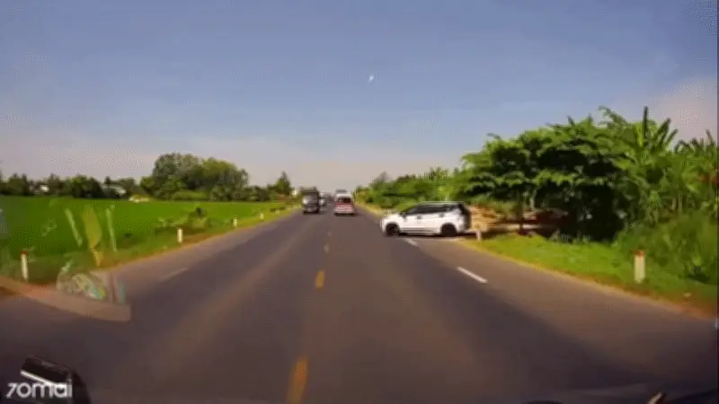 Tai nạn giao thông nghiêm trọng: Ô tô đâm mạnh vào đuôi xe khách trên đường