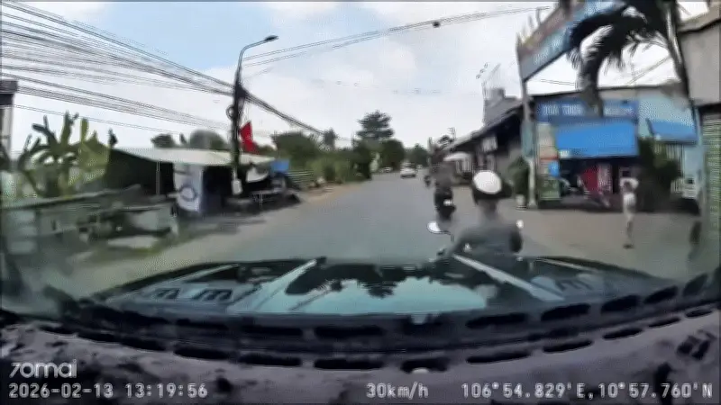 Tai nạn giao thông: Ô tô tông đuôi xe máy, người phụ nữ ngã lăn ra đường