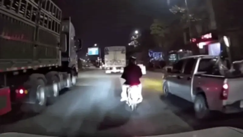 Tai nạn kinh hoàng: Bán tải tạt đầu ép xe máy, người phụ nữ ngã sát bánh xe container