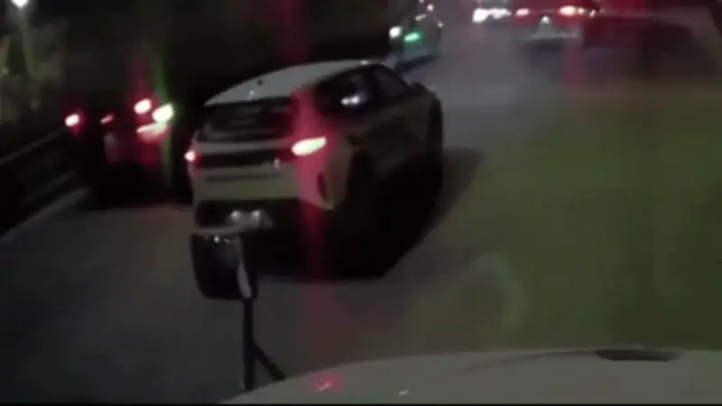 Tai nạn kinh hoàng: Ô tô con bị xe container nghiền nát khi chờ đèn đỏ