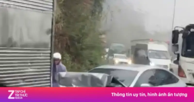 Tai nạn liên hoàn 3 xe trên đèo Bảo Lộc trong mưa lớn, giao thông ùn tắc cục bộ